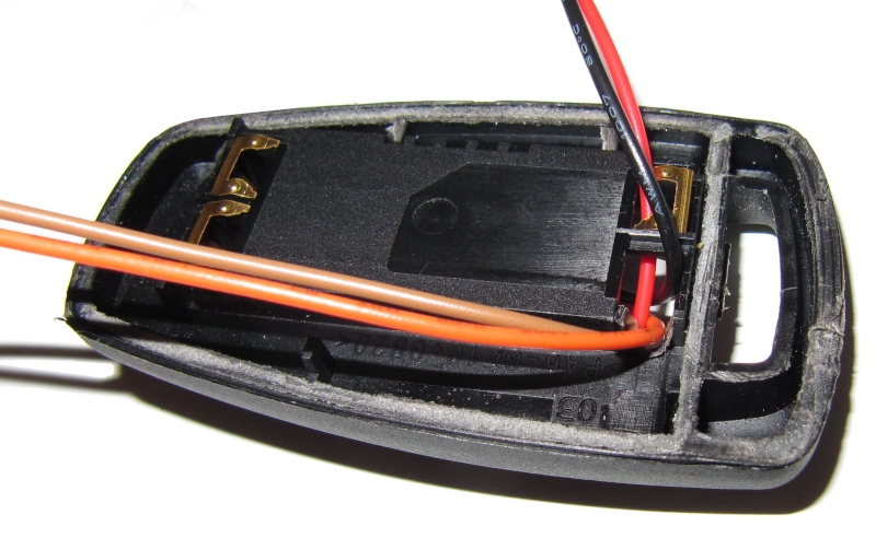 Durchleifen der Leitungen ins Gehäuse des Handsenders