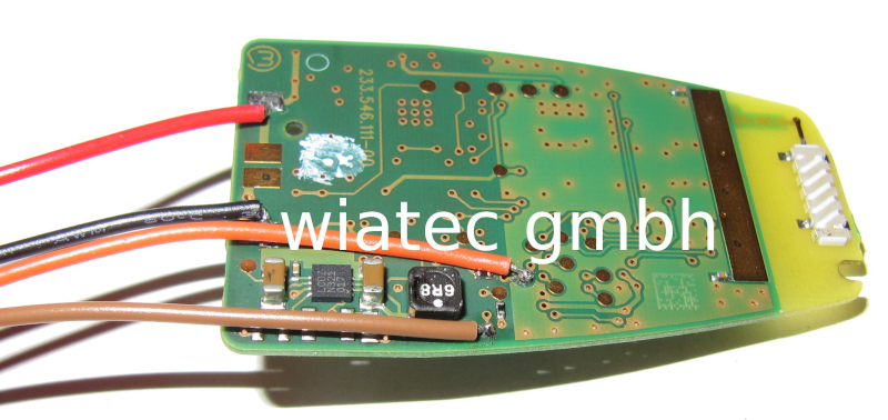 Durchleifen der Leitungen ins Gehäuse des Handsenders